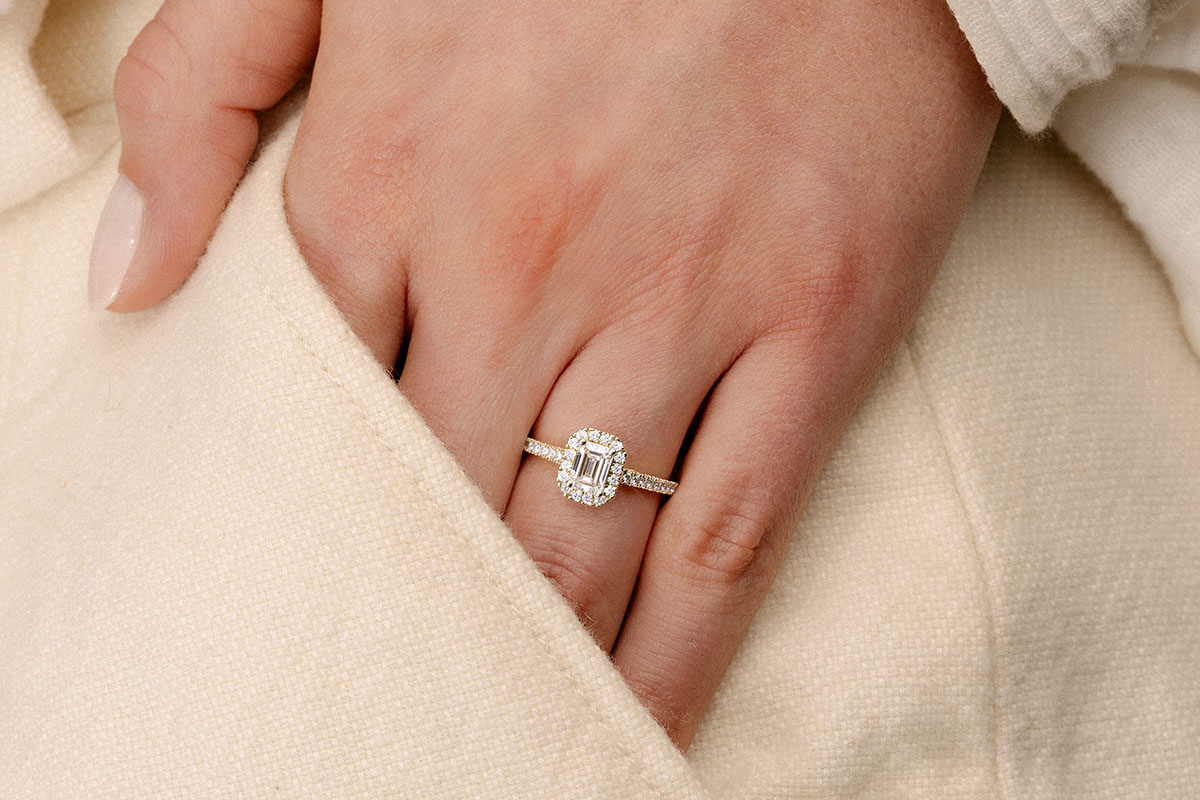 Bague Or jaune 750 ‰ (18 carats) - Diamant synthétique Rectangle 0.5 carat - Halo Diamant synthétique - Sertissage Diamant synthétique – Image 7