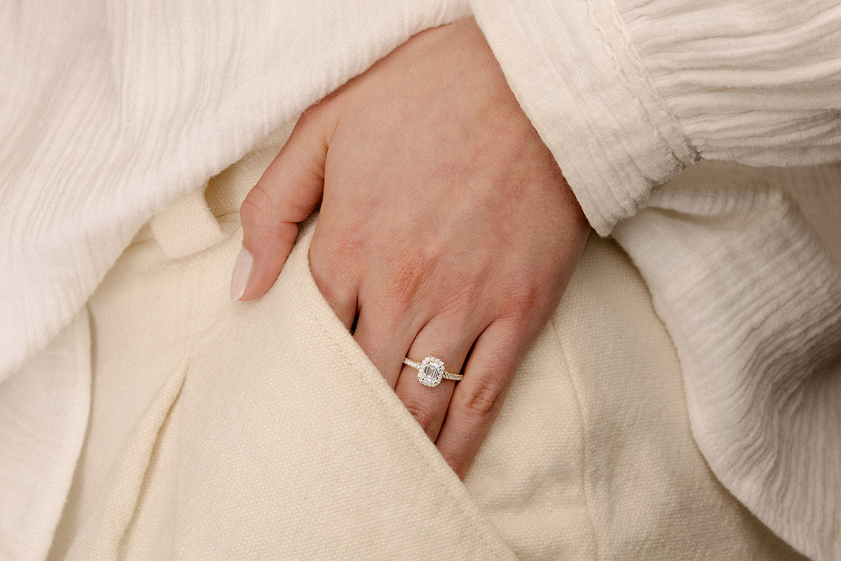 Bague Or jaune 750 ‰ (18 carats) - Diamant synthétique Rectangle 0.5 carat - Halo Diamant synthétique - Sertissage Diamant synthétique – Image 5
