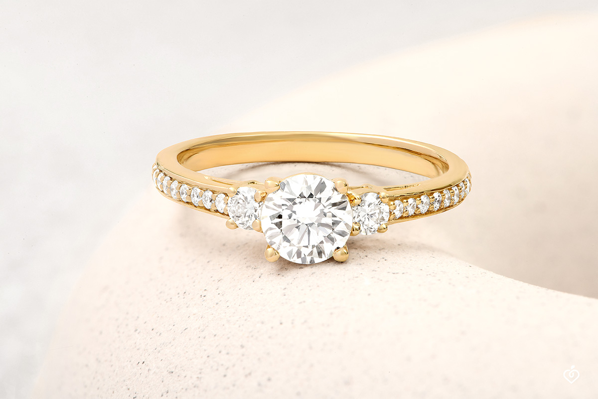 Bague Or jaune 750 ‰ (18 carats) - Diamant synthétique Rond 0.5 carat - Pierres de côté Diamant synthétique - Sertissage Diamant synthétique – Image 5