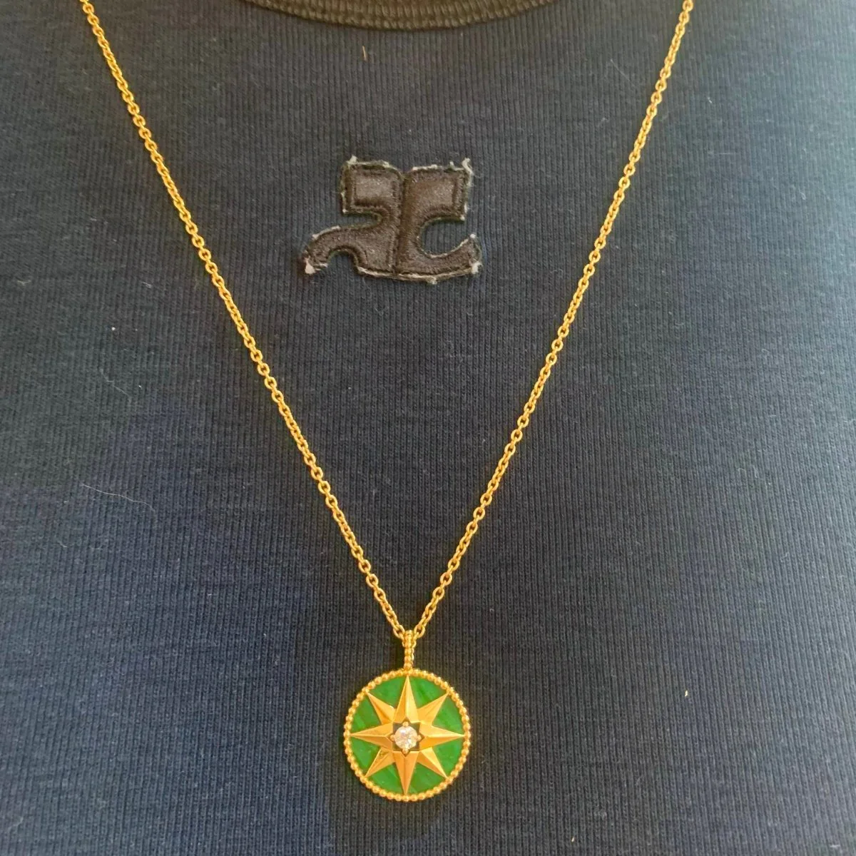 Collier Pendentif DIOR "Rose des Vents" MM en or jaune, malachite et diamant – Image 2