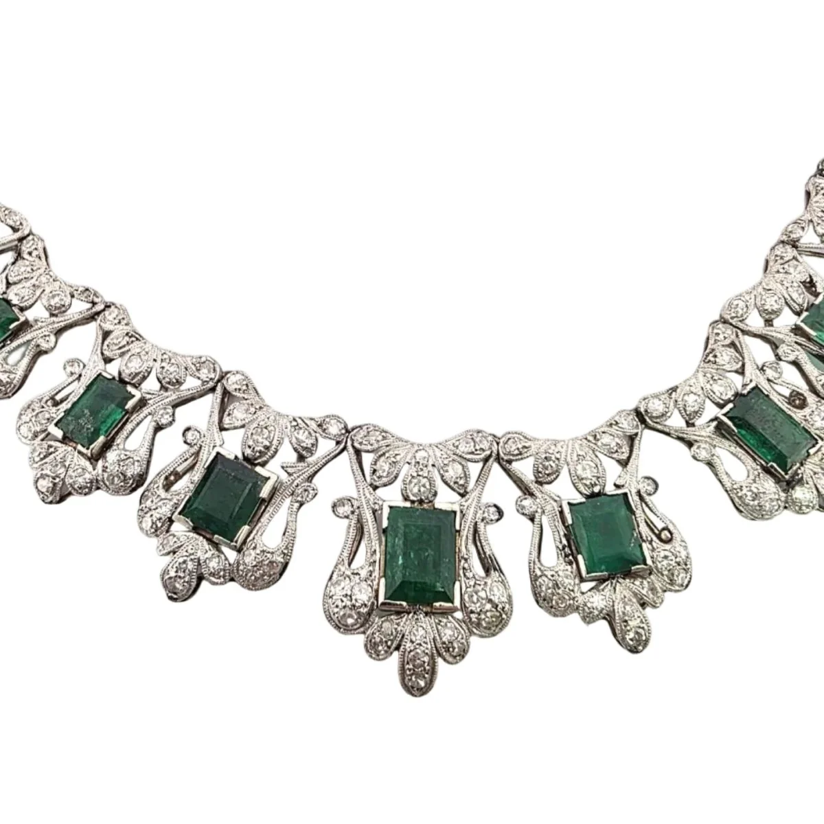 Collier Plastron en platine, émeraudes et diamants – Image 3