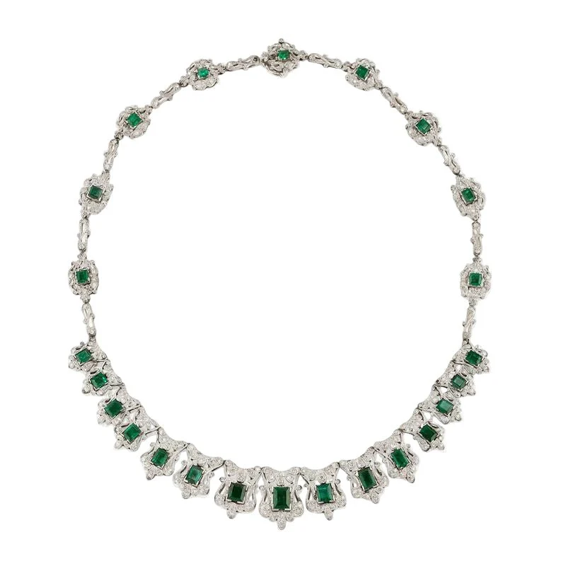 Collier Plastron en platine, émeraudes et diamants