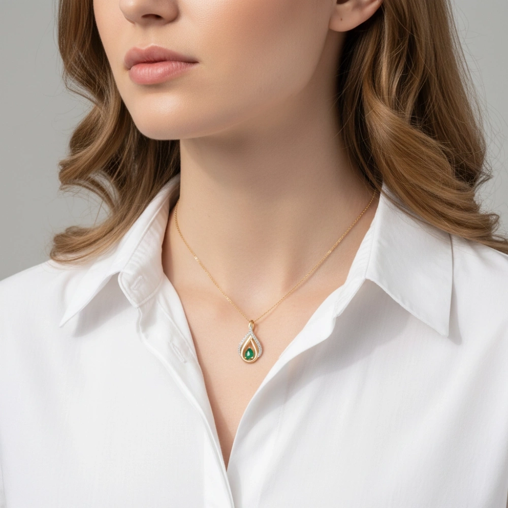 Pendentif Or 750 Emeraude poire 6x4mm et Diamant