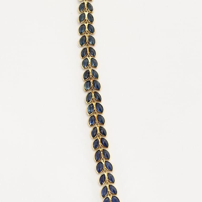 Collier rivière à motif de feuilles en or jaune et saphirs – Image 4