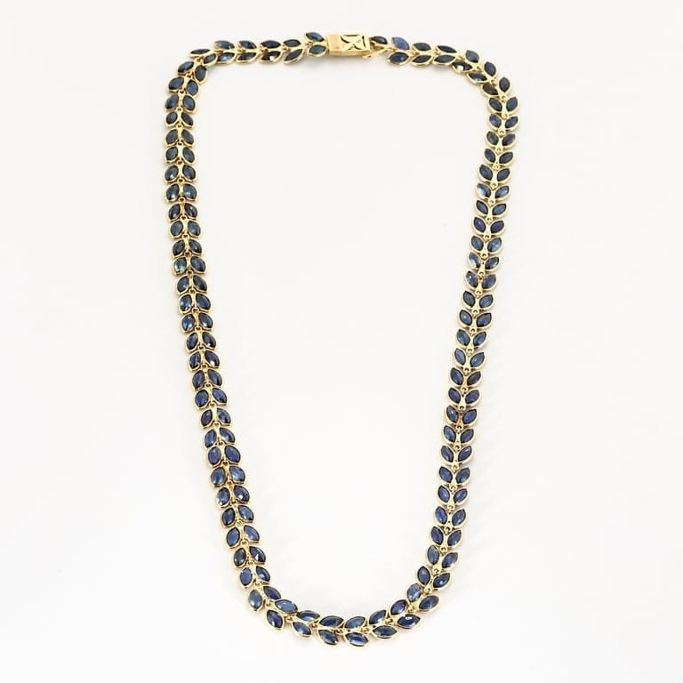Collier rivière à motif de feuilles en or jaune et saphirs – Image 3