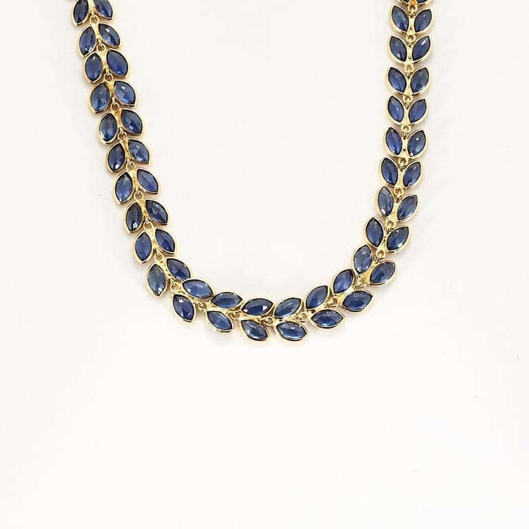 Collier rivière à motif de feuilles en or jaune et saphirs