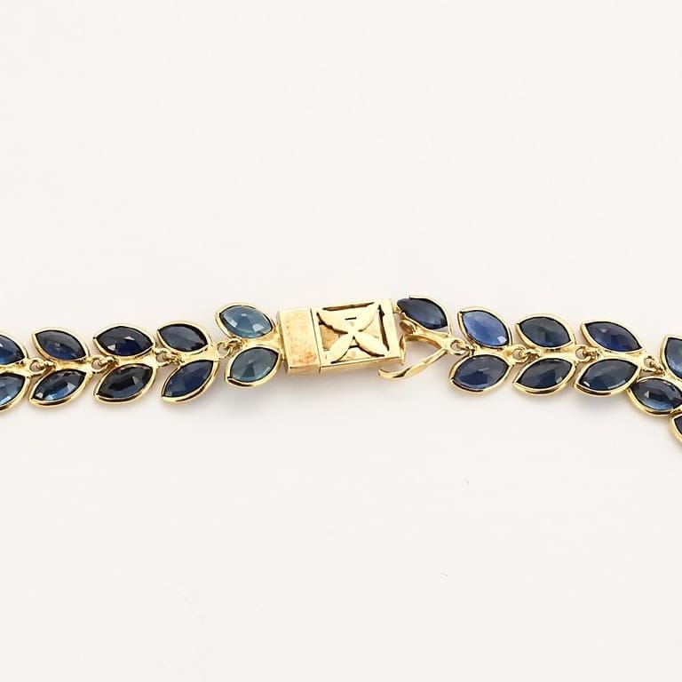 Collier rivière à motif de feuilles en or jaune et saphirs – Image 5