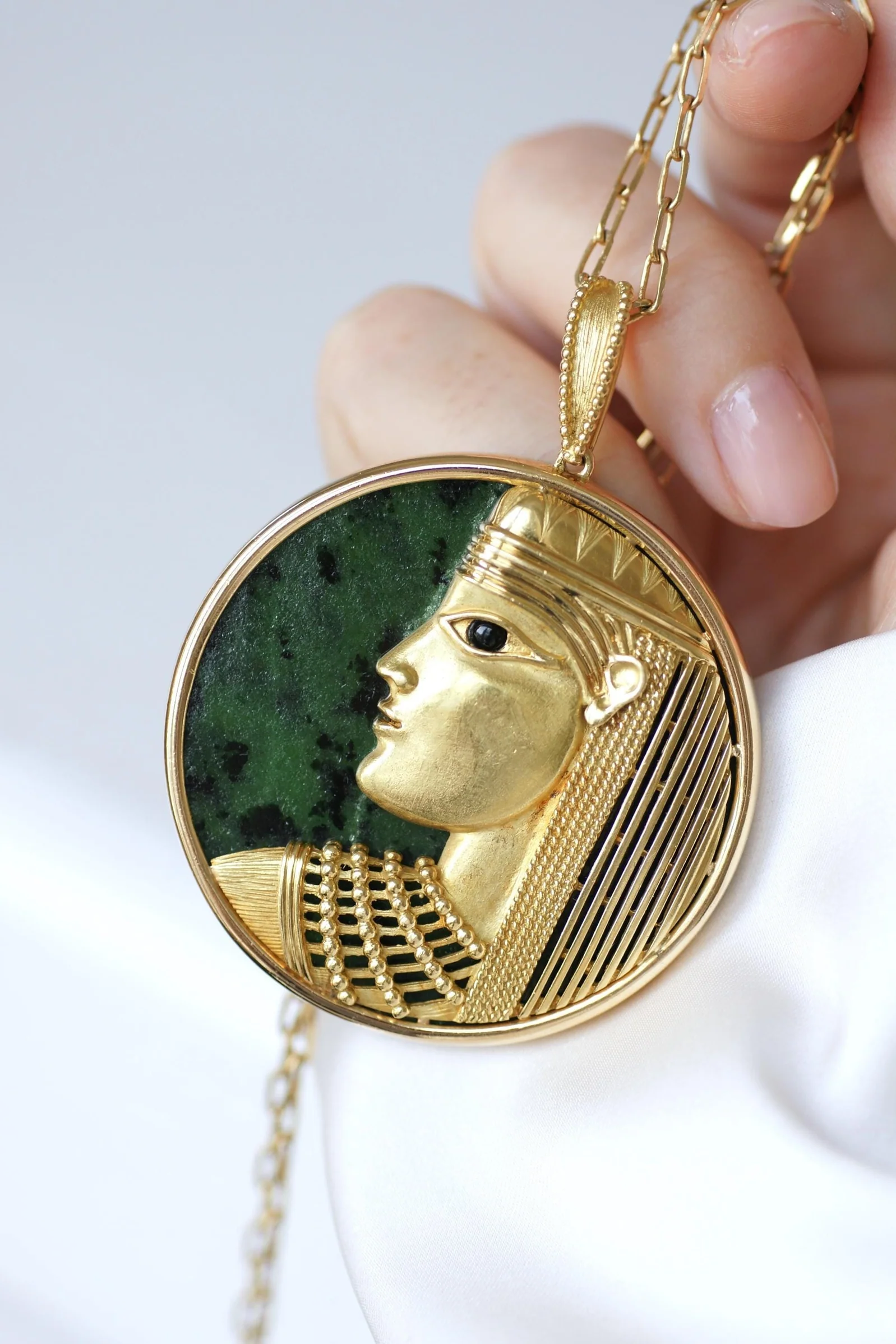 Jean & Pierre Bellin - Pendentif Zodiaque Vierge en or jaune et jade – Image 4