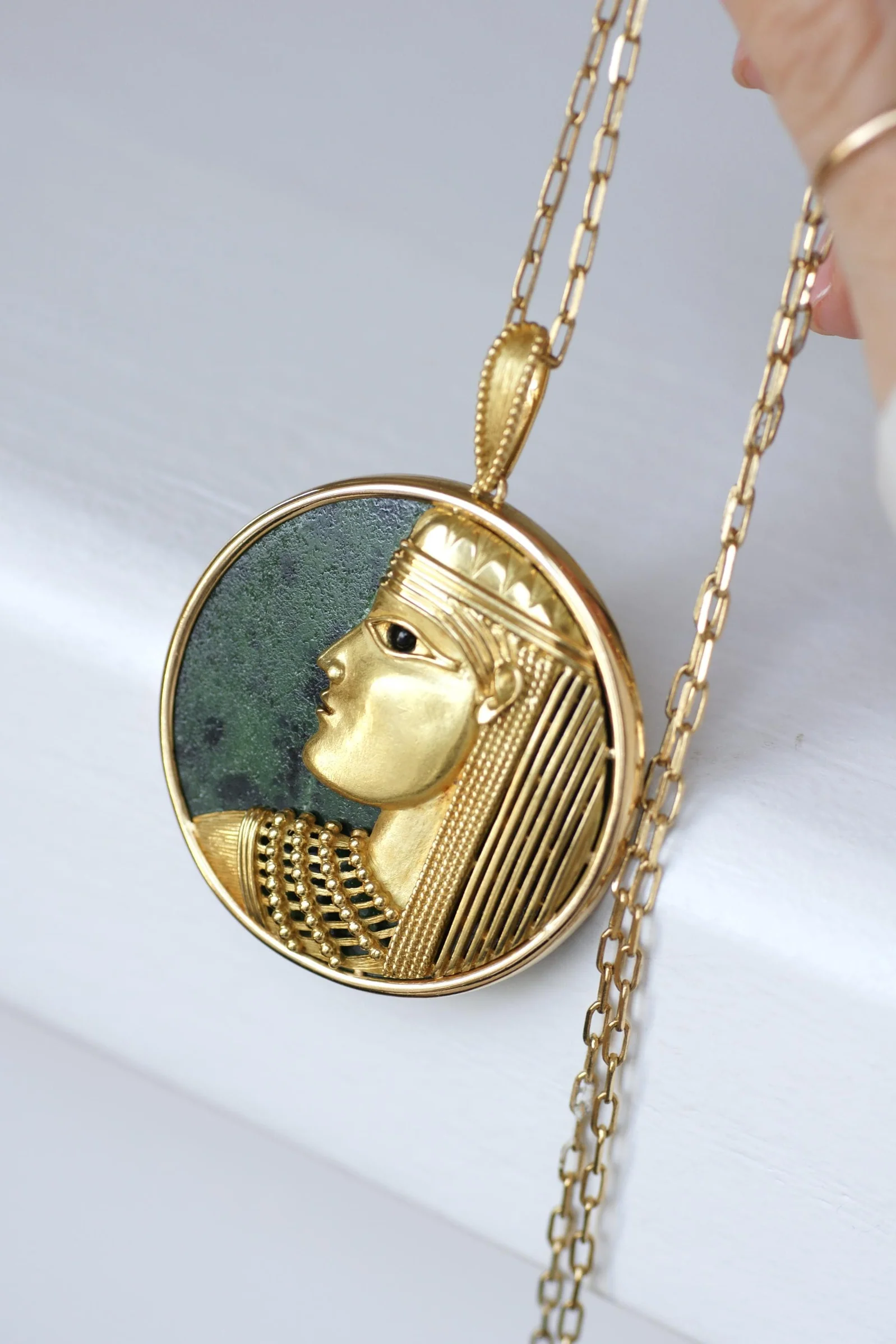 Jean & Pierre Bellin - Pendentif Zodiaque Vierge en or jaune et jade – Image 3