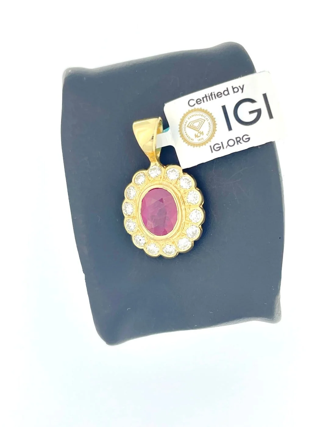 Pendentif en or jaune 18 carats avec rubis de Birmanie et diamants – Image 2