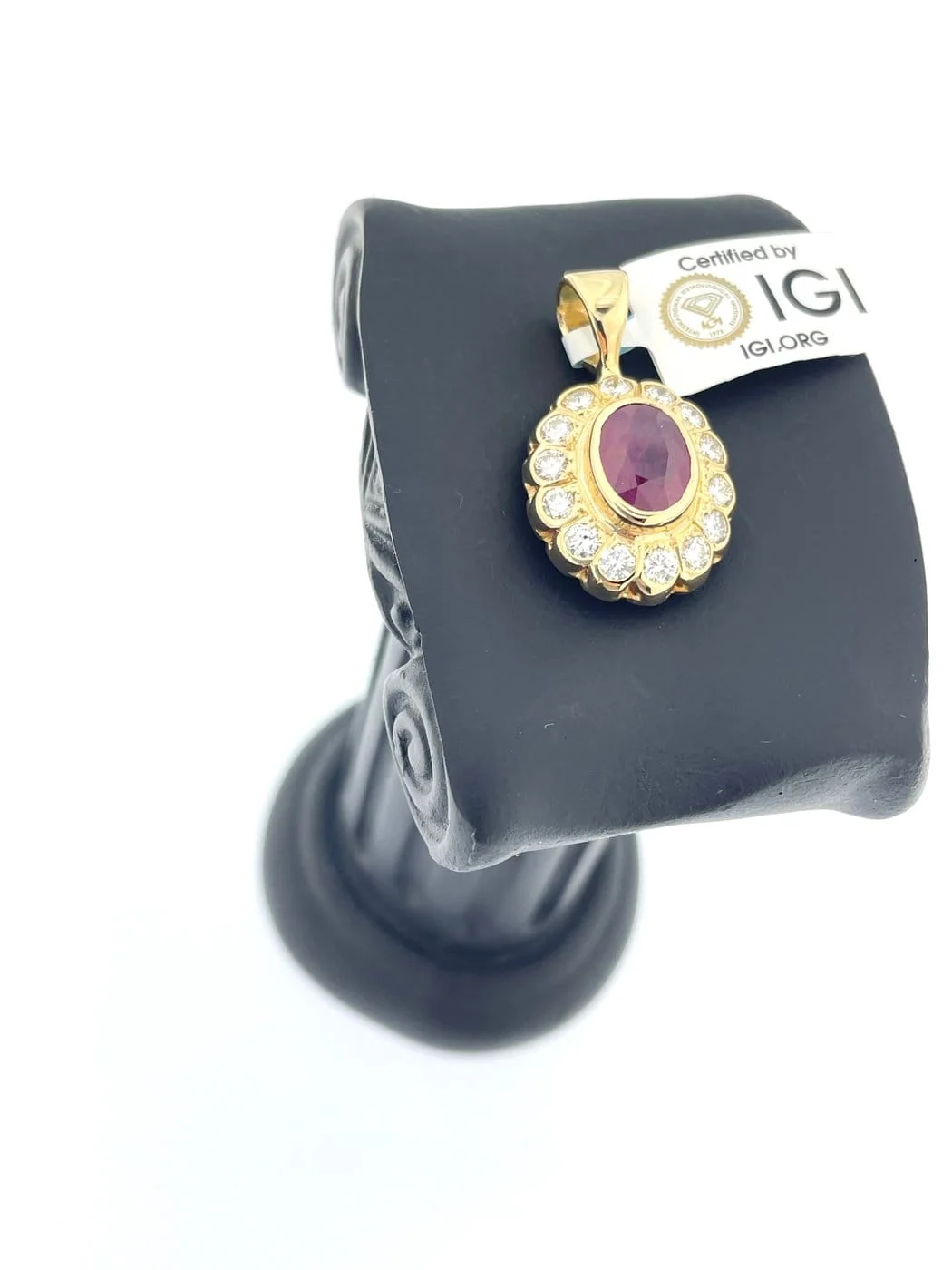 Pendentif en or jaune 18 carats avec rubis de Birmanie et diamants – Image 4