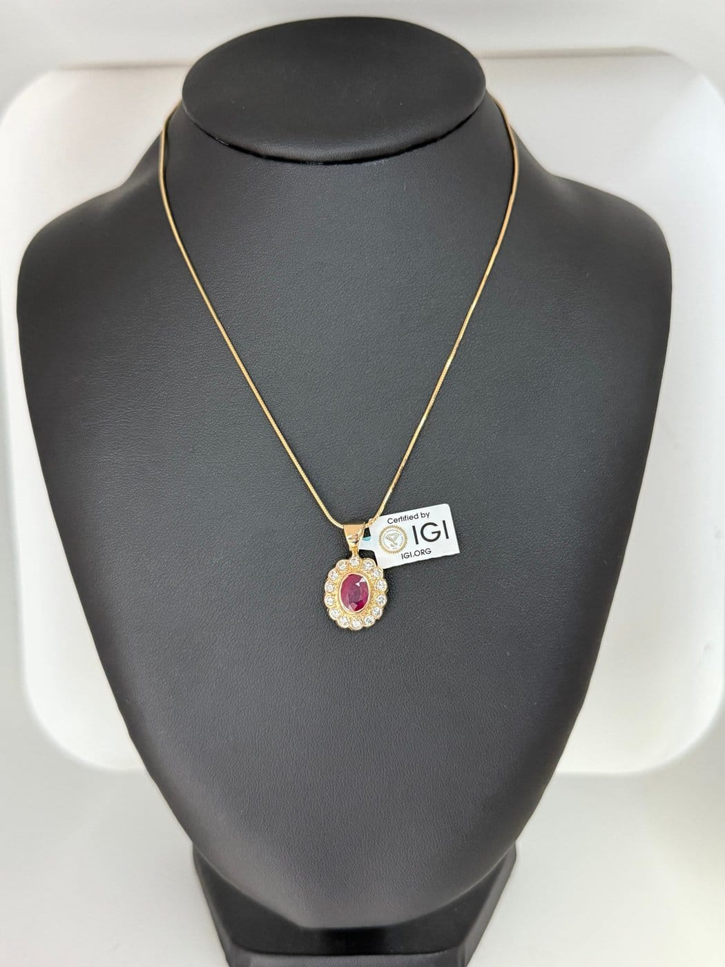 Pendentif en or jaune 18 carats avec rubis de Birmanie et diamants – Image 12