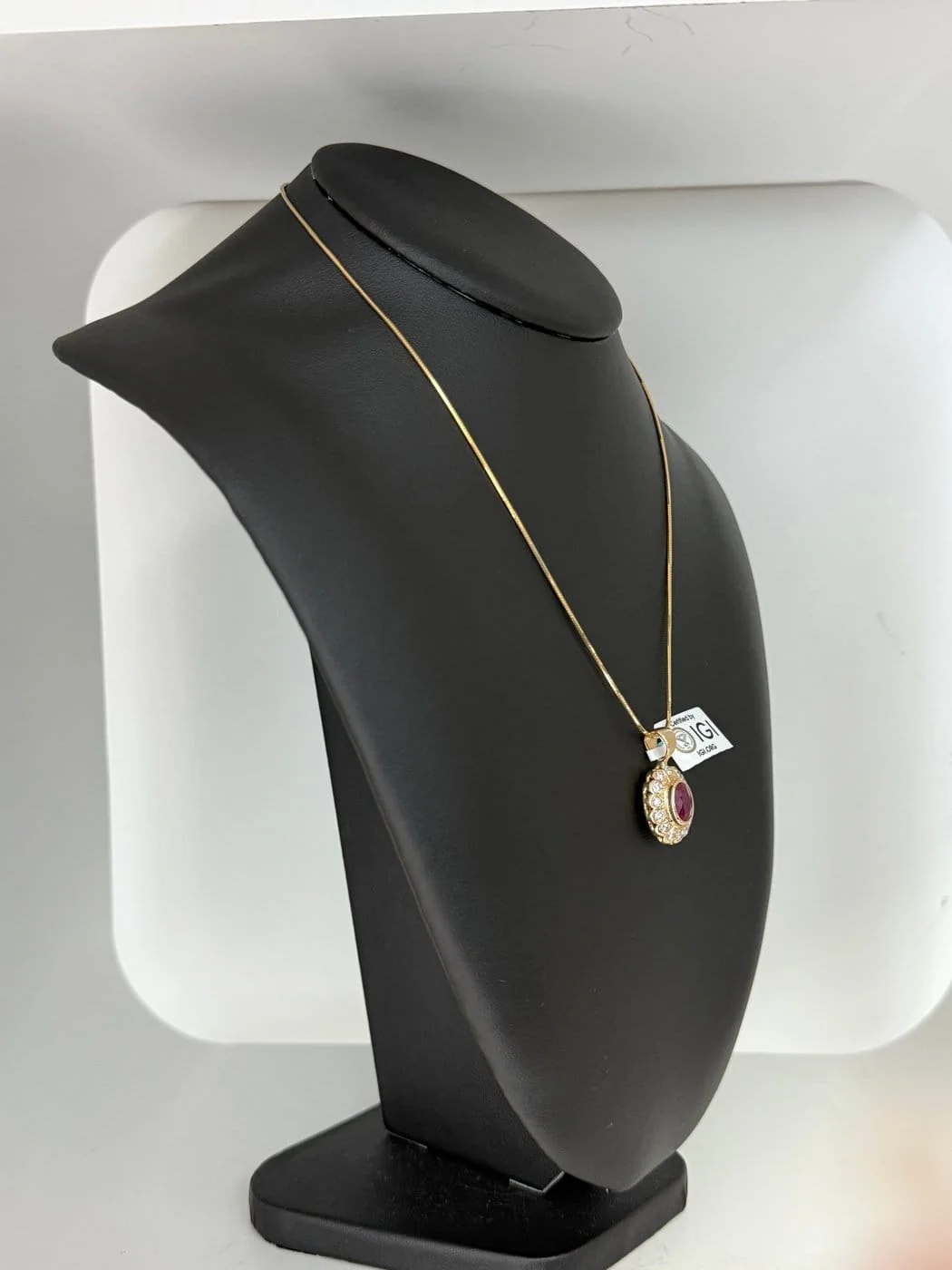 Pendentif en or jaune 18 carats avec rubis de Birmanie et diamants – Image 10
