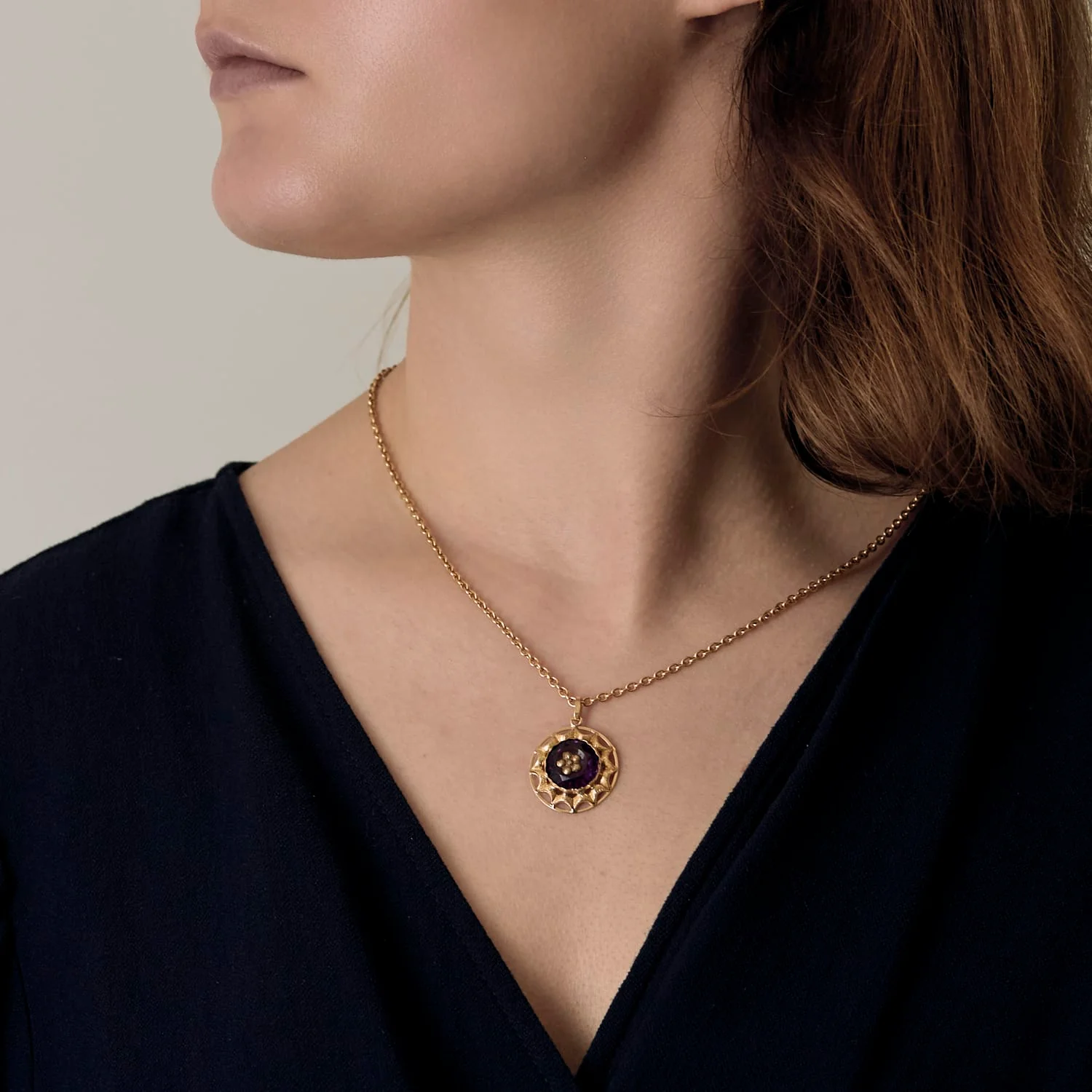 Pendentif en or jaune, améthyste à motif floral stylisé – Image 2